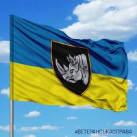 Прапор 4 ОВМБр з новим знаком бригади