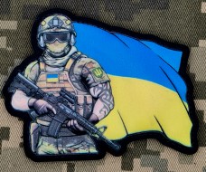 Купить PVC шеврон Воїн з прапором України в интернет-магазине Каптерка в Киеве и Украине