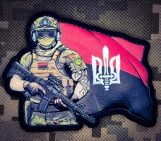 Купить PVC шеврон Воїн з червоно-чорним прапором України в интернет-магазине Каптерка в Киеве и Украине