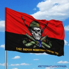 Прапор 142 ОМБр череп в береті червоно-чорний варіант
