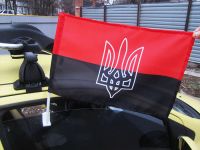 Червоно-чорний автомобільний прапорець з тризубом