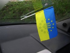 Автомобільний прапорець Україна в Євросоюзі з тризубом